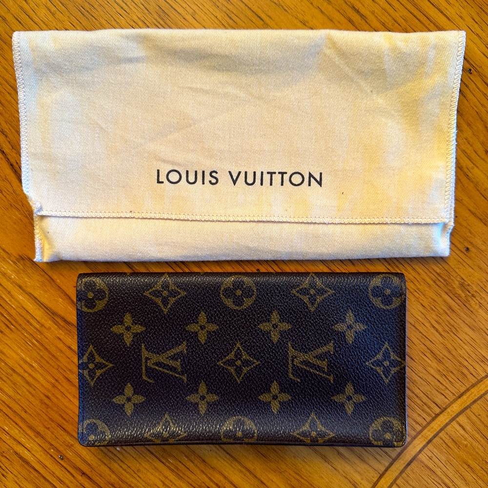 Louis Vuitton monogram AUTHENTIC VINTAGE checkbook wallet comes with dust cover